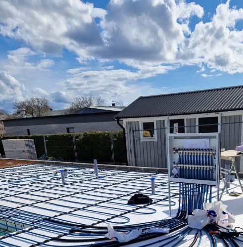 Pågående installation av ett golvvärmesystem.